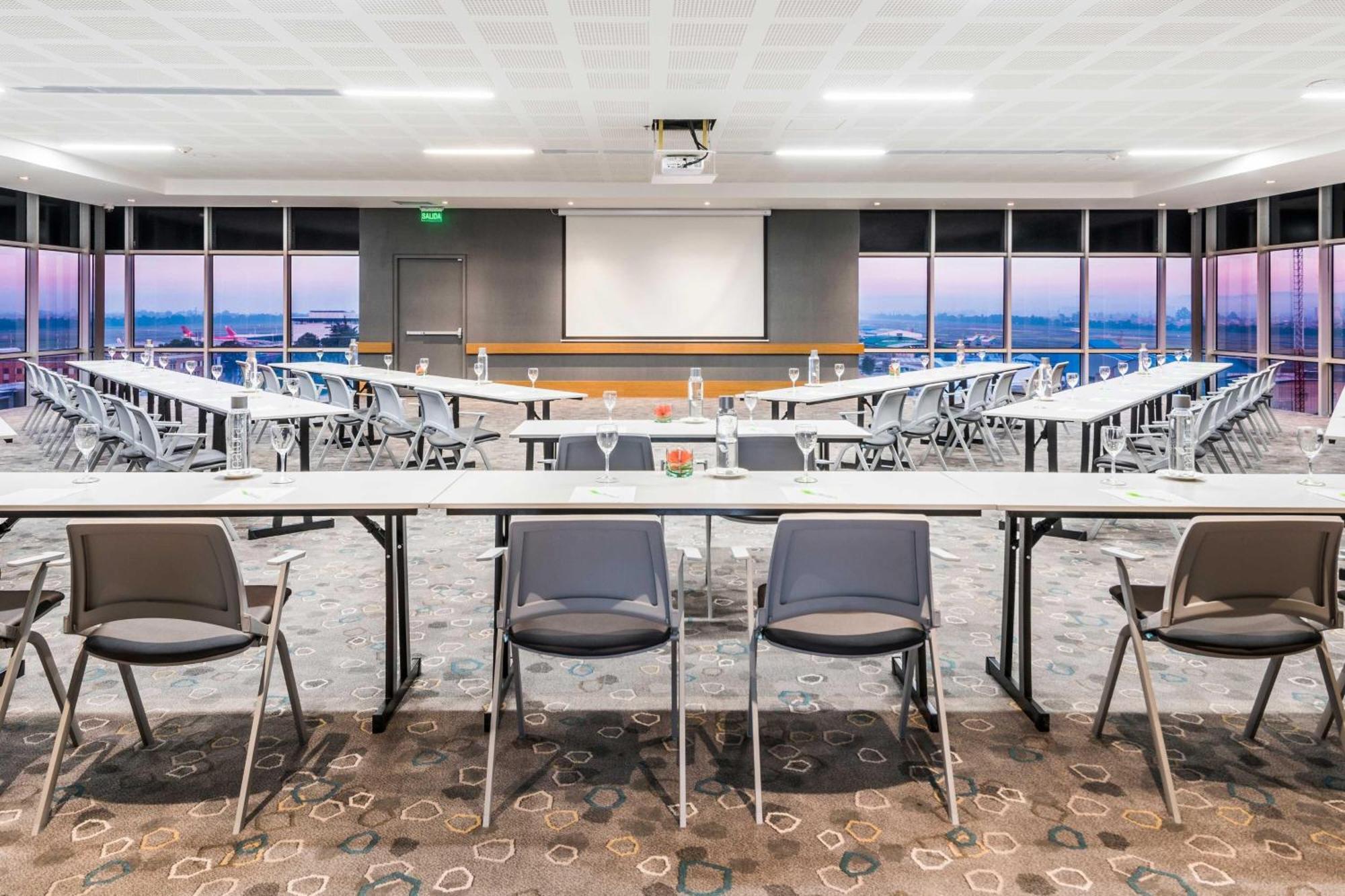 מלון Courtyard By Marriott Bogota Airport מראה חיצוני תמונה